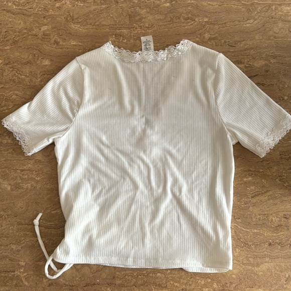 Caution to the wind, white short sleeve size M - Picture 5 of 5